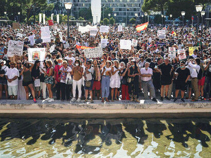 Cientos de manifestantes se congregan en la plaza de Colón, Madrid