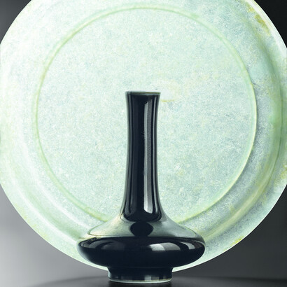 Piccolo vaso dal collo lungo con coperta "nero specchio". Epoca Qing, inizio del XVIII secolo H. 10,8 cm  
CB.CC.1936.386
