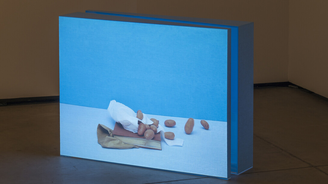 Rodrigo Cass, Material Abstrahere, 2014, Projeçăo de vídeo sobre linho, áudio, 70 x 93 x 20 cm (cada), Ediçăo de 5. Photo: Eduardo Ortega, Cortesia Galeria Fortes Vilaça