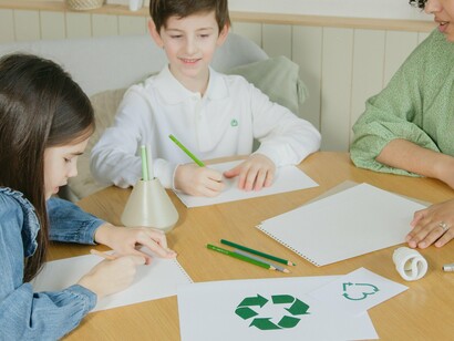 Jonas é um filósofo contemporâneo, que desenvolve um paradigma com novos conceitos que buscam soluções para restabelecer os equilíbrios ecológico e social. Ele aponta para uma nova visão da realidade que demonstra a nossa responsabilidade de ter consciência do estado de inter-relação e interdependência de todos os fenômenos, sejam eles físicos, culturais, psicológicos, biológicos e/ou sociais. Para ele, o futuro da humanidade no seu habitat planetário determina uma ética baseada numa relação de responsabilidade
