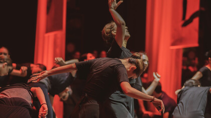 Un gruppo di ballerini si prepara all'esibizione circense