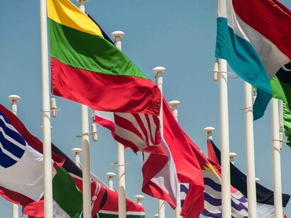 Internationale Flaggen wehen im Wind