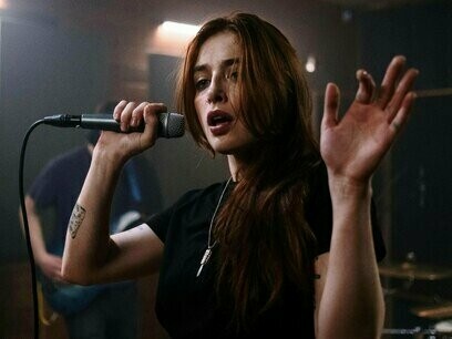 "Blowin' in the Wind" é um exemplo claro de como uma melodia simples pode reforçar uma mensagem poderosa. A canção faz uma série de perguntas retóricas sobre paz, liberdade e justiça, concluindo que as respostas estão "soprando no vento". Esta abordagem não apenas engaja o ouvinte, mas também o desafia a refletir sobre as questões levantadas