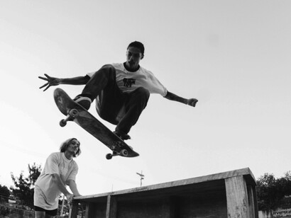 Lucas a viu cruzar o pátio, rindo de algo que uma amiga dizia. E ficou parado, perto da escada, com o skate encostado ao lado da perna, desejando que o tempo parasse ali. Que ela olhasse. Que, por algum motivo do destino, ela viesse até ele e dissesse algo que desbloqueasse tudo o que ficou guardado