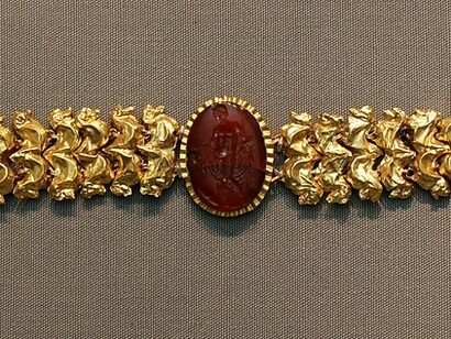  Roman jewellery, gold and intaglio on carnelian, 1st to 3rd century AD. Altes Museum, Berlin, Germany