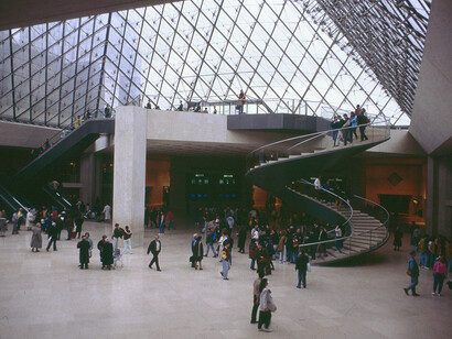 Pyramide du Louvre, Paris. Concernant la 5ème République il est intéressant d’étudier de plus près les politiques culturelles des différents présidents qui se sont succédés