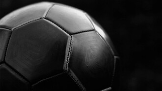 Bola de futebol. 25 anos atrás, para se acompanhar uma partida, em tempo real, era preciso ir ao estádio ou estar com a TV ou o rádio ligados