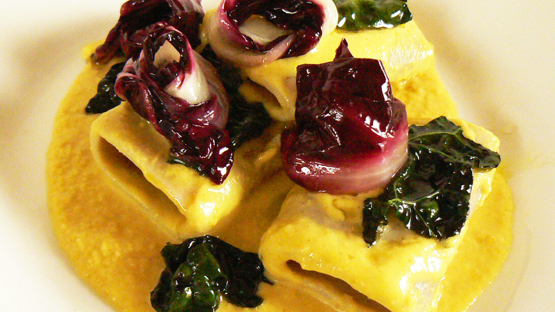 Paccheri con crema di Ceci, Cavolo Nero e Radicchio lungo in agrodolce
