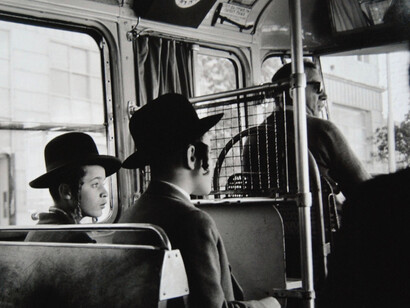 Lisetta Carmi, Gerusalemme, due giovani ebrei ortodossi in autobus, 1962-63 . © Lisetta Carmi-Martini&Ronchetti