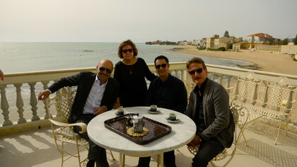 Mayorga con parte del set de la serie de TV «Comisario Montalbano»