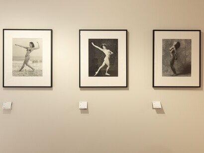 'Robert Mapplethorpe. Le forme della bellezza' sono esposti i grandi capolavori: i ritratti di personaggi famosi del mondo dell’arte, della letteratura, della musica, del cinema e una sezione dedicata al confronto con l’antico, esposte in mostra anche due sculture classiche conservate ai Musei Capitolini - la Statua di Afrodite della seconda metà del I sec. a.C. – inizi del I sec d.C. e la Statua di atleta, I secolo d.C. da un originale greco del V a.C. Museo dell'Ara Pacis, Roma, Italia. Credits immagini: Zètema Progetto Cultura