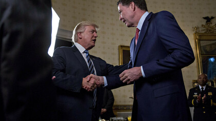 Trump saluda a James Comey, destituido hace apenas unas horas de su cargo como director del FBI  