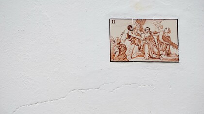 Escena de la pasión en el muro de una calle de Linares de la Sierra (Huelva, España)
