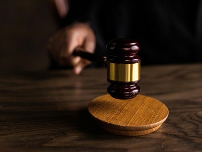 Il caso di DJ Fabo, paralizzato dopo un incidente stradale, ha riacceso il dibattito nazionale sul suicidio assistito, spingendo la Corte Costituzionale a intervenire per chiarire i confini tra diritto e autodeterminazione