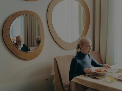 Mulher janta em restaurante