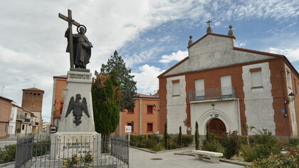 Estatua de San Juan de la Cruz. Se encuentra en la plaza que contiene su nombre y es obra del escultor Ricardo Font. Esta estatua se hizo por suscripción popular en 1928 en conmemoración de los 200 años de canonización del Santo. Es una estatua en bronce sobre pedestal de granito. Aparece un águila en bronce, símbolo de la Orden Carmelitana y la frase: «Señor, padecer y ser despreciado por Vos», Fontiveros, Ávila, España