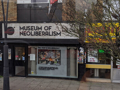 Los bancos pronunciaron entonces aquella famosa frase que se hizo mítica: ¡*Que Dios se lo pague*! Museo del Neoliberalismo, 16 Eltham Road, Londres, Inglaterra