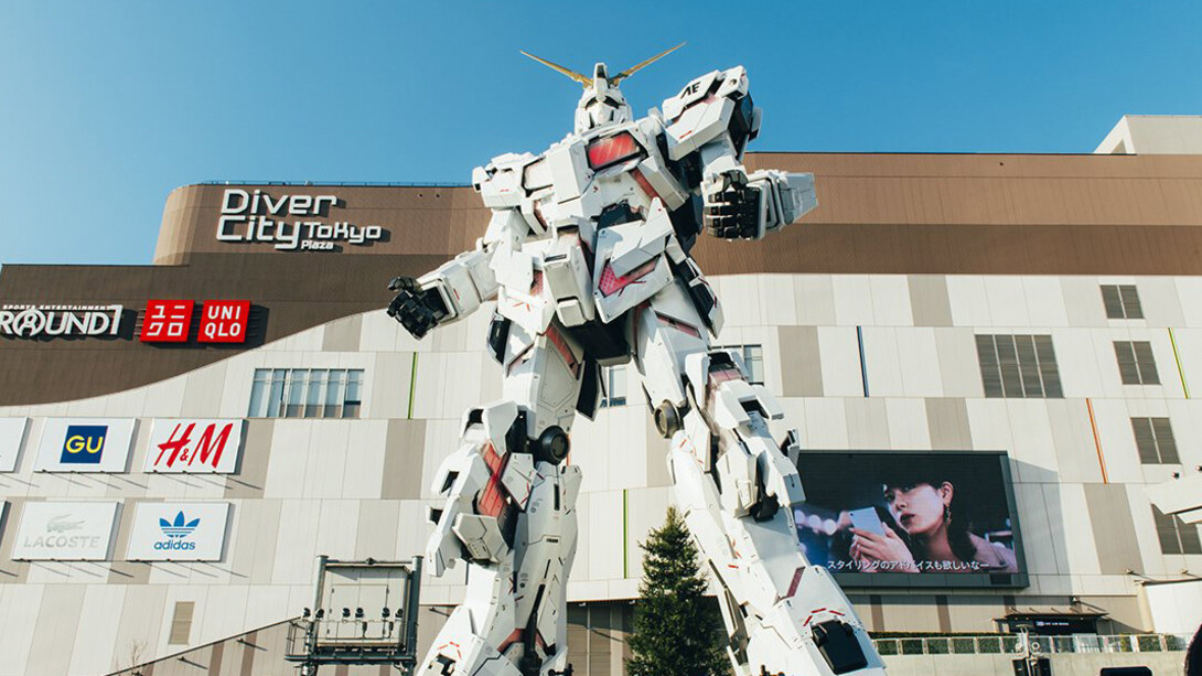 The life-sized Unicorn Gundam Statue in Odaiba. ©SOTSU, SUNRISE Location: DiverCity Tokyo Plaza