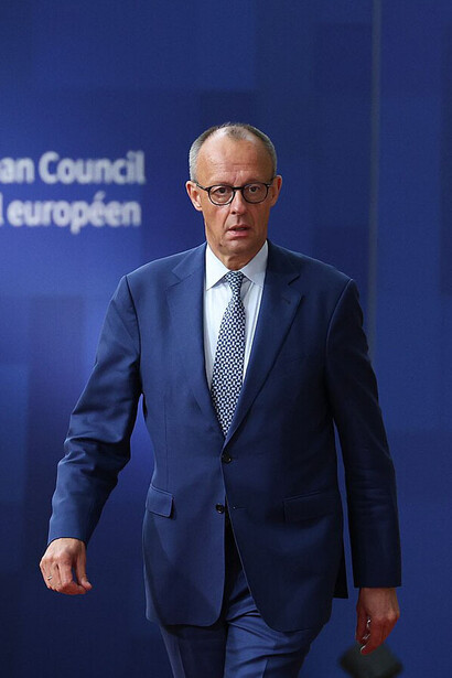 Der deutsche Bundeskanzler Friedrich Merz forderte bei seinem ersten Auftritt vor dem Bundestag am 14. Mai die Wiederaufrüstung Europas