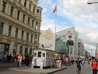 Kreuzberg. Friedrichstraße. Checkpoint Charlie fue el nombre que dieron los aliados occidentales al paso fronterizo más conocido del Muro de Berlín entre Berlín Oriental y Berlín Occidental, Alemania