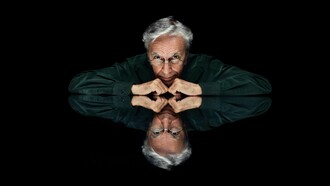 Caetano Veloso. L'artista brasiliano non è solamente un compositore, cantante, chitarrista, ma anche uno scrittore e militante politico di straordinaria levatura, al punto da rappresentare un crocevia intellettuale obbligato per capire a fondo la storia del Brasile, il suo vasto e controverso Paese, esteso quanto un continente e con una tradizione musicale ricchissima