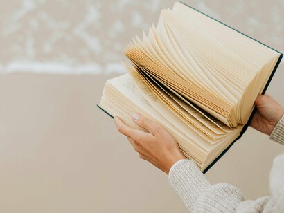 Por exemplo, a escrita formal em ambientes acadêmicos exige padrões específicos de argumentação, clareza e precisão, enquanto a comunicação oral em contextos cotidianos apresenta maior flexibilidade e negociações imediatas de significado. Essas variações revelam que a linguagem não opera de maneira uniforme, mas se ajusta às demandas sociais e culturais de cada situação, mantendo-se, ao mesmo tempo, mediadora da experiência coletiva