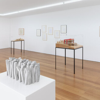 Verschiedene künstler, Breaking the walls, dino appears, ausstellungsansicht. Mit freundlicher genehmigung der Galerie Rüdiger Schöttle