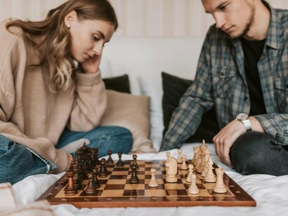 Un homme et une femme au milieu d'une partie d'échecs