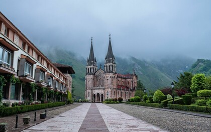 Basílica de Santa María la Real de Covadonga en Asturias, España
