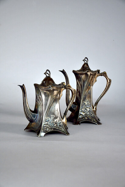 Württembergische Metallwarenfabrik, Zwei Kännchen, Geislingen, zwischen 1903-10. Courtesy of Schloss Köpenick