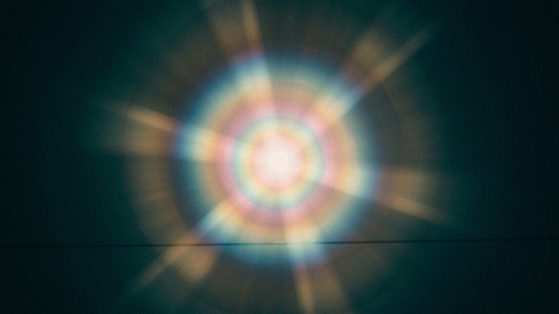 Il concetto di egregore consente di leggere l’intelligenza artificiale come una soggettività collettiva tecnomorfica, alimentata dai flussi globali di dati, linguaggi e immaginari