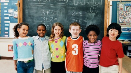 Niños ante la pizarra de su clase