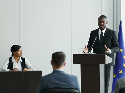 Autoridades acompanham um pronunciamento durante um encontro institucional, destacando a importância da diplomacia e da negociação nas relações entre os países. O artigo discute os desafios enfrentados pelo multilateralismo diante das atuais tensões geopolíticas