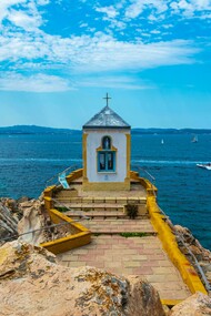 Sardenha, na Itália. Fundada pelos Fenícios, Cagliari oferece muitos vislumbres do passado. A cidade tem uma catedral do século XIII, museu arqueológico com artefactos pré-históricos e um túmulo de mausoléu conhecido como Caverna da Víbora, devido a duas cobras esculpidas na fachada. Cagliari fica no topo de sete colinas, então espere vistas soberbas, especialmente no histórico topo da colina Castello. O distrito abriga um palácio real, um anfiteatro romano e uma universidade de 1606, e as imponentes torres da cidadela do século XIV
