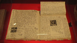 Páginas 92-93 del diario de Ana Frank original, expuesto en la Casa de Ana Frank, Ámsterdam, Países Bajos