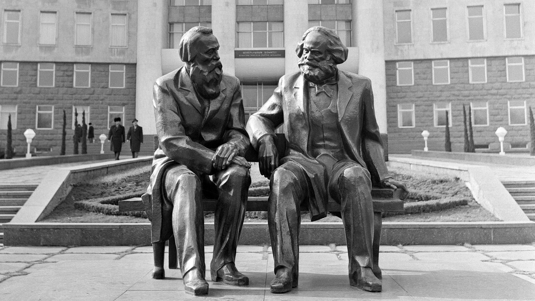 Monumento dedicado a Friedrich Engels y Karl Marx frente al parlamento en Chisináu, Moldavia, 1983