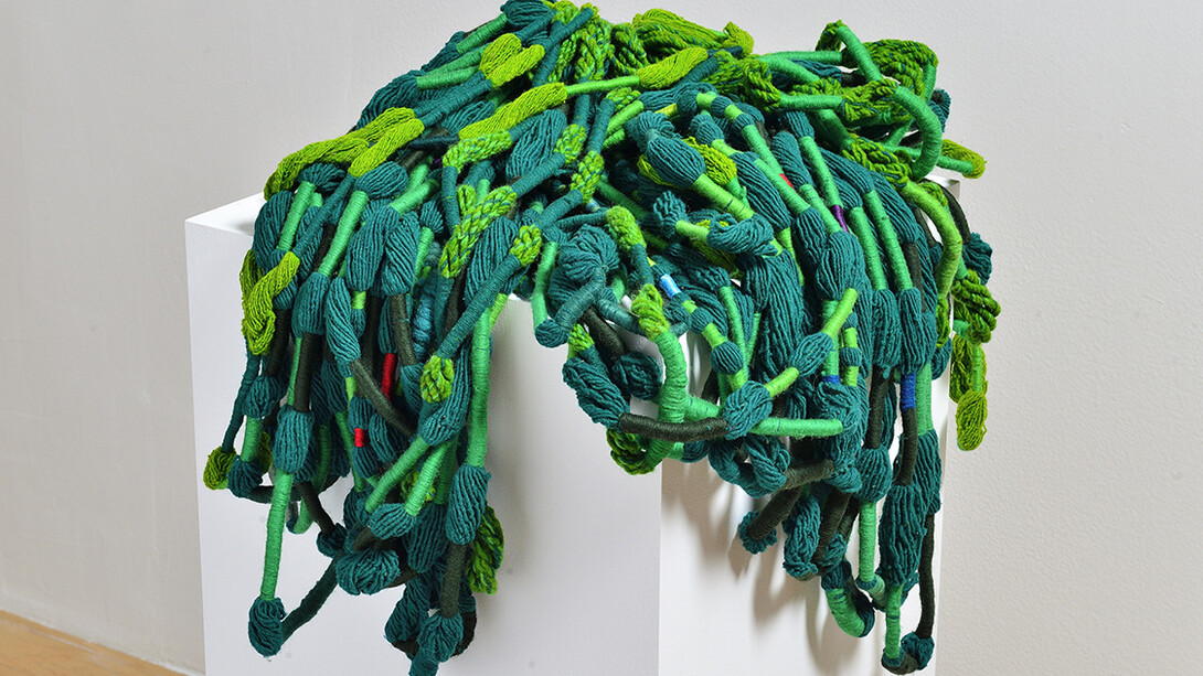 Sheila Hicks, Peluca verde. Courtesy of National Gallery of Canada