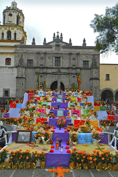 Altar frente a la Parroquia de San Juan Bautista, Coyoacán, México