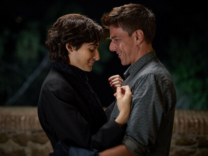 Pilar Fogliati sul set di "Romeo è Giulietta", ph. Enrico De Luigi. Quando io penso a un personaggio, mi piace che sia calato nella sua storia e inserito nella società. Diciamo che questa parte della sceneggiatura che cerca di circoscrivere un carattere per me è la più bella