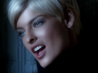 Linda Evangelista in un'immagine tratta dal video della canzone "Freedom! '90" di George Michael