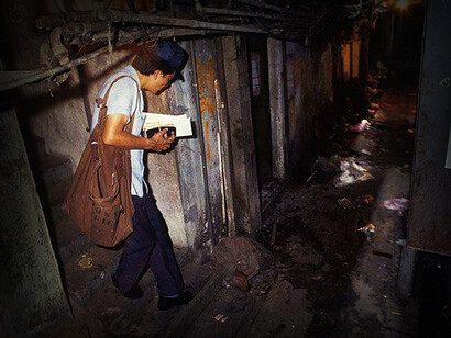 Un hombre camina por las callejuelas de la extinta Kowloon, ciudad sin ley en territorio chino