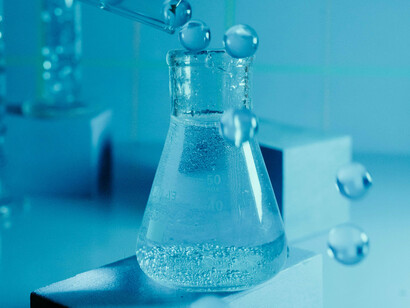 On observe que tant que le lactose n’est pas présent dans le milieu, il n’y a pas de bêta-galactosidase, celle-ci ne faisant son apparition qu’avec un certain délai après l’introduction du lactose