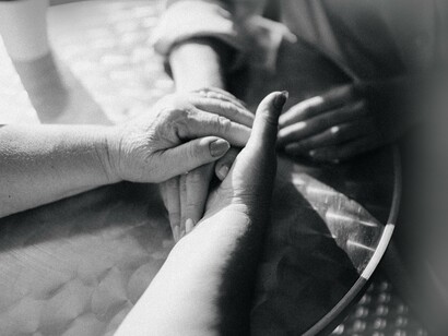 Amigos dão-se as mãos. Dor e superação misturam-se em doses semelhantes, quando se dá um sentido maior ao que se é