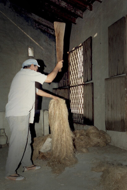 Hombre realizando trabajo artesanos con cáñamo. Foto: Roque F. Albert Lucas