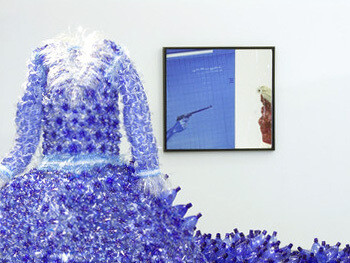 Grande soirée, bottiglie di plastica, sacchetti di plastica e plexiglass, cm 657x200x220, 1999, courtesy of Muriel Anssens