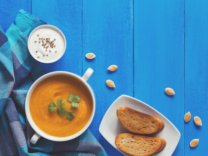 Crema de calabazas acompañada con tostadas de pan