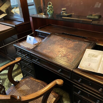 La scrivania di Dickens nella sua casa, Londra, UK. Foto di Flavius Roversi