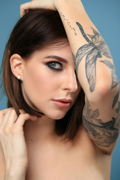 Signo que da un sentido único al deseo, el tatuaje, además de obturar la respiración que da luz y belleza a nuestra piel, impide la polisemia de su tejido significante