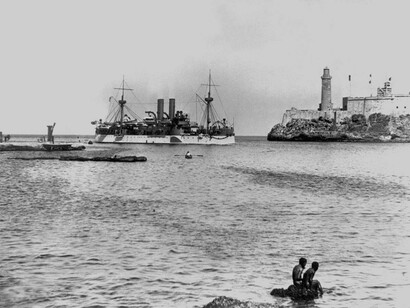 El acorazado Maine entrando en la bahía de La Habana