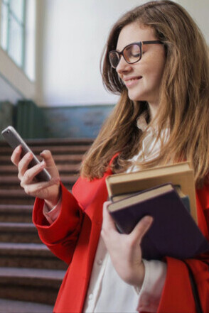 Professora escreve ideias para projeto escolar no celular